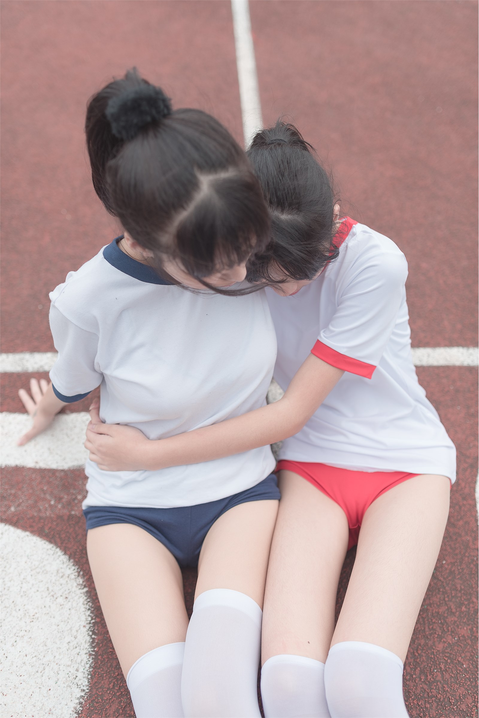 Rabbits play with painted white and gymnastic girls(29)